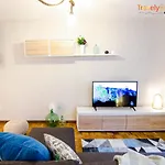 Spacious & Central Apartament
